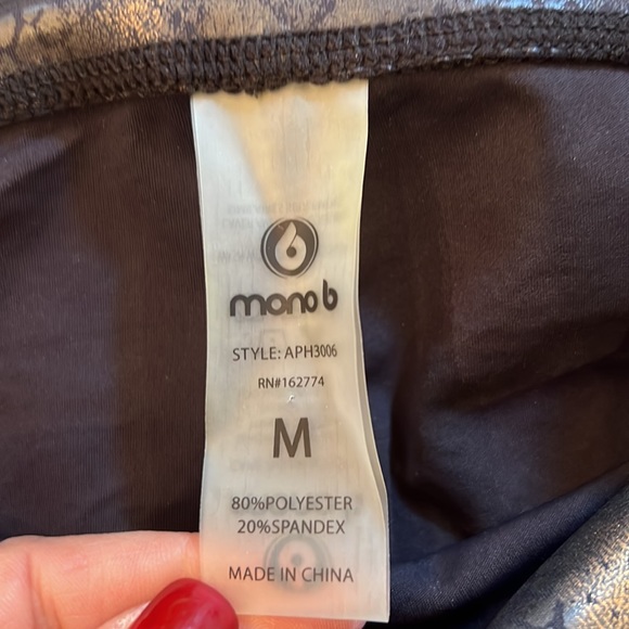 Mano b faux snake skin foil black metallic leggings size Medium ECU athleisure - Picture 5 of 8